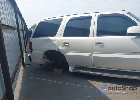 2004 Cadillac Escalade Standard z USA, uszkodzony, nr VIN 1GYEK63N44R266854